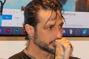 Fabrizio Corona e quell’ultimo desiderio spiazzante: “Vorrei metterli nella bara” – VIDEO