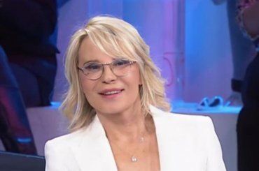 Amici, Maria De Filippi non “dimentica” LUI neanche in un momento tanto speciale – VIDEO