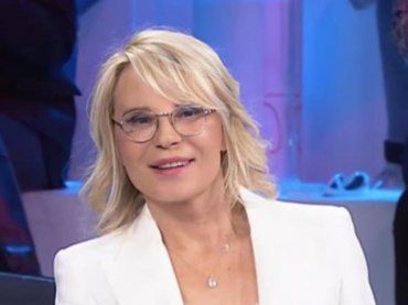 Amici, Maria De Filippi non “dimentica” LUI neanche in un momento tanto speciale – VIDEO
