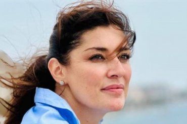 “Ci si potrà abbracciare “ la malinconia di Elisa Isoardi. Il post che non ti aspetti – FOTO