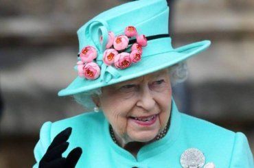 Le diverse reazioni della Regina Elisabetta II ai matrimoni di Camilla, Meghan, Kate e Diana