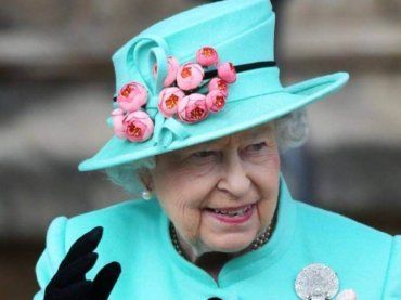 Le diverse reazioni della Regina Elisabetta II ai matrimoni di Camilla, Meghan, Kate e Diana