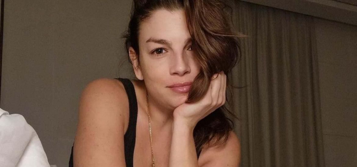 Emma Marrone si tocca il seno