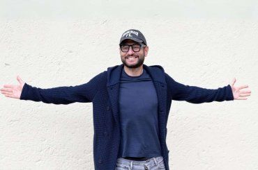 Enrico Papi sbarca a 105 Take Away con un test di cultura generale, come sarà andata?