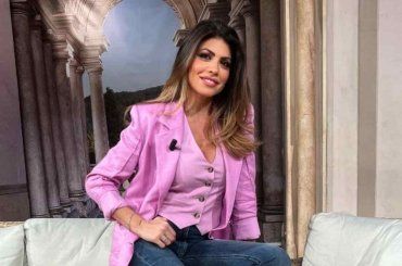 Flora Canto si gode la “vacanza” e incuriosisce i fan: “Chissà cosa vendono?” – FOTO