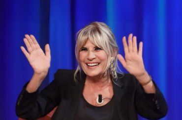 Tutti pazzi per Gemma, protagonista di un ballo ispirato a Flashdance. Le reazioni del parterre e di Tina Cipollari