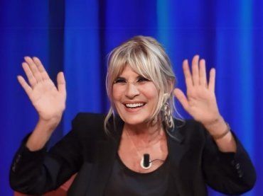 Tutti pazzi per Gemma, protagonista di un ballo ispirato a Flashdance. Le reazioni del parterre e di Tina Cipollari