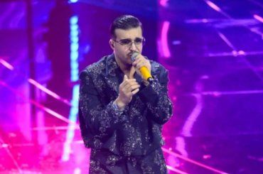 Geolier interrompe il firmacopie, il gesto commuove i fan: “Il numero uno” – VIDEO