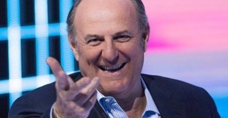 Gerry Scotti, vacanze a sorpresa in ottima compagnia. Che fine ha fatto Gabriella? – FOTO
