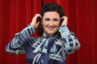 Quanto è alta la moglie di Amadeus? Ai provini ha sempre mentito sulla sua altezza- VIDEO