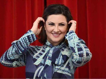 Quanto è alta la moglie di Amadeus? Ai provini ha sempre mentito sulla sua altezza- VIDEO