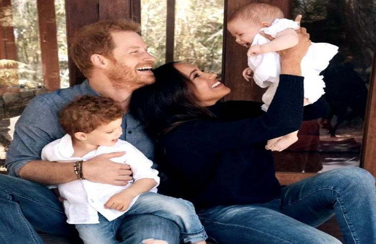 Harry e Meghan con i figli Archie e Lilibet Diana.