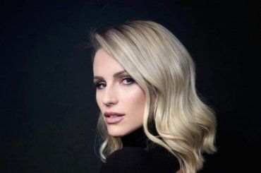 Michelle Hunziker raggiante in un total look blu: “Il sole risplende con te” – FOTO