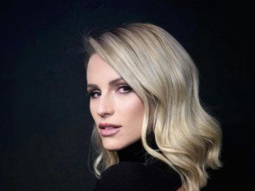 Michelle Hunziker raggiante in un total look blu: “Il sole risplende con te” – FOTO