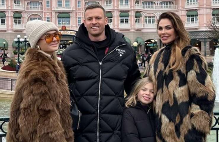 Ilary e Bastian con le figlie della showgirl, Isabel e Chanel, a Disneyland Paris.