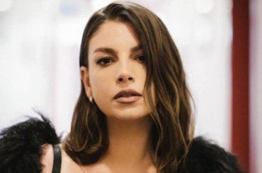 Emma Marrone vietata ai deboli di cuore: la canotta scollata che lascia il segno -FOTO