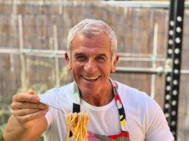 Lo chef Max Mariola scatena l’indignazione dei social: “È uno show…” – VIDEO