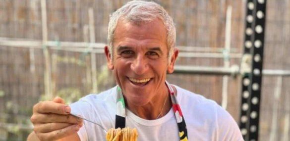 Lo chef Max Mariola scatena l’indignazione dei social: “È uno show…” – VIDEO