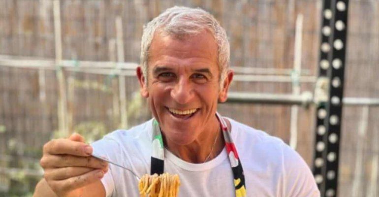 Lo chef Max Mariola scatena l’indignazione dei social: “È uno show…” – VIDEO