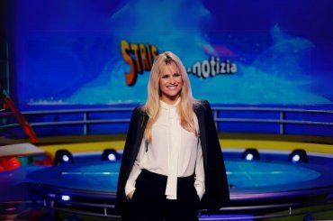 Michelle Hunziker cade dalle scale a ‘Striscia la notizia’, incidente o pesce d’aprile?