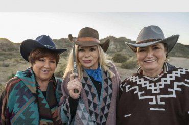 “Quelle brave ragazze”: che ci fanno Mara Maionchi, Orietta Berti e Sandra Milo a bere un “chupito”?