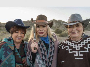 “Quelle brave ragazze”: che ci fanno Mara Maionchi, Orietta Berti e Sandra Milo a bere un “chupito”?