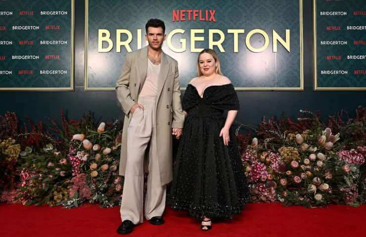 Nicola Coughlan e Luke Newton red carpet