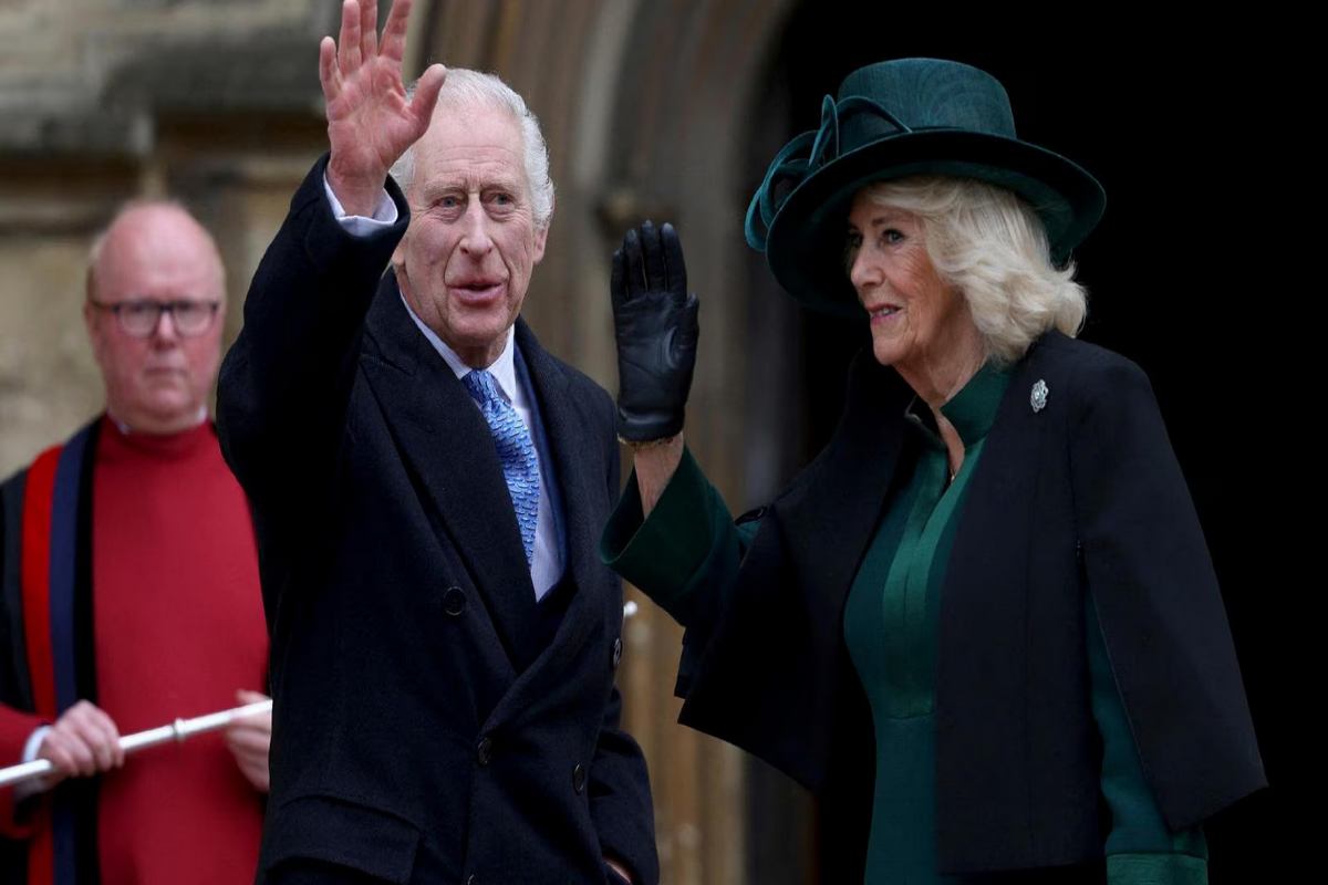 Re Carlo e Camilla alla messa di Pasqua. 