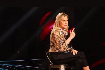 Simona Ventura a Belve: dalle droghe all’aborto da giovanissima. Lacrime struggenti