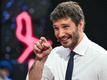 Stefano De Martino, lo smacco a Belen: il gesto del conduttore è inaspettato