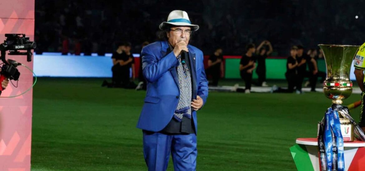 Al Bano canta l'Inno di Mameli allo Stadio Olimpico.