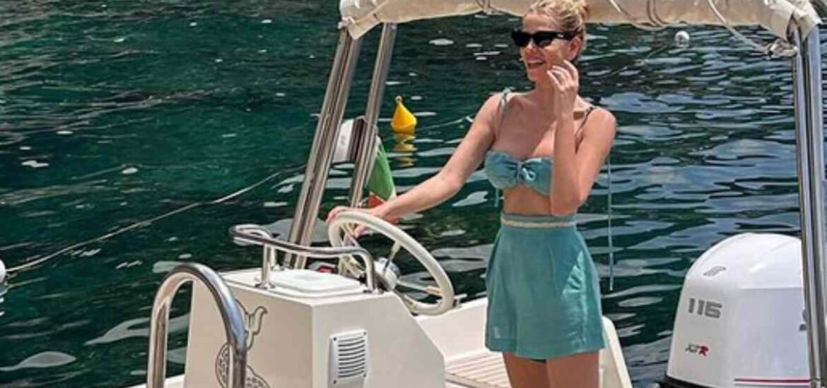 Alessia Marcuzzi in barca a Positano.
