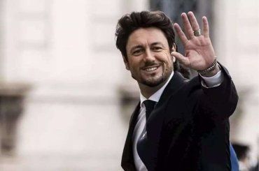 Andrea Giambruno insieme alla piccola Ginevra allo stadio, presente anche la mamma di Giorgia Meloni