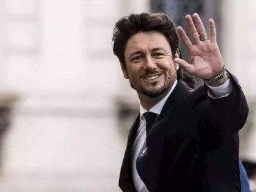 Andrea Giambruno insieme alla piccola Ginevra allo stadio, presente anche la mamma di Giorgia Meloni