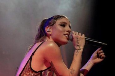 Eurovision Song Contest al via, Angelina Mango strega tutti sul Turquoise Carpet – VIDEO