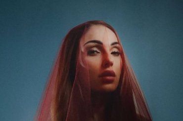 Anna Tatangelo lancia il nuovo singolo con un look clamoroso: è irriconoscibile – FOTO