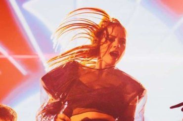 Che spavento! Fuoriprogramma durante il concerto di Annalisa: la reazione della cantante dice tutto – VIDEO