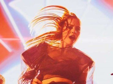 Che spavento! Fuoriprogramma durante il concerto di Annalisa: la reazione della cantante dice tutto – VIDEO