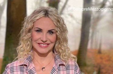 Messaggio di servizio a sorpresa per Antonella Clerici durante la diretta: cos’è successo – VIDEO