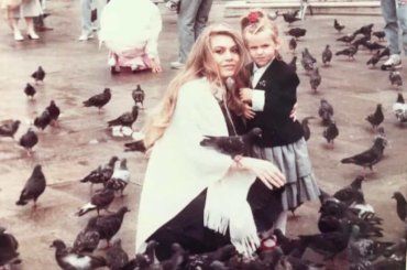 Lei ha quasi 70 anni e la figlia ne ha 40: riconoscete queste due belle donne e famose?