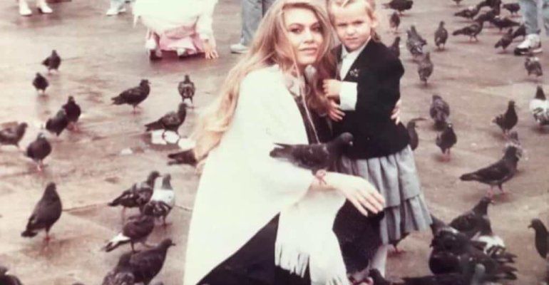 Lei ha quasi 70 anni e la figlia ne ha 40: riconoscete queste due belle donne e famose?