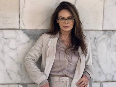 Elena Sofia Ricci e quei jeans in grigi indossati per la stagione primavera 2024