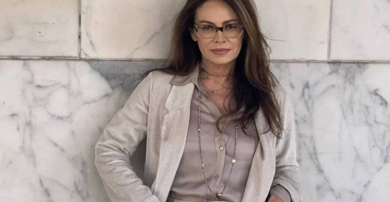 Elena Sofia Ricci e quei jeans in grigi indossati per la stagione primavera 2024