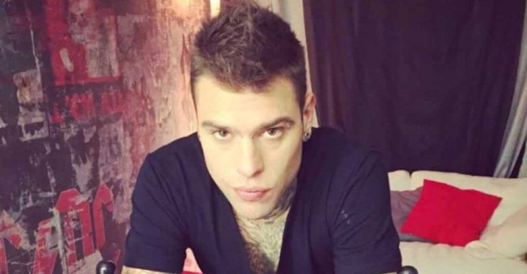 Fedez paparazzato mano nella mano con la nuova fiamma: la reazione di Chiara