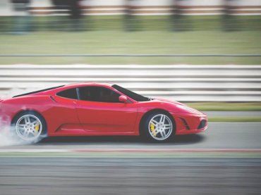 La moglie di un calciatore distrugge l’auto e cerca di ingannare la polizia, la storia che fa il giro del web