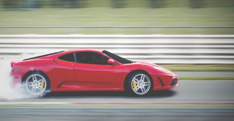 La moglie di un calciatore distrugge l’auto e cerca di ingannare la polizia, la storia che fa il giro del web