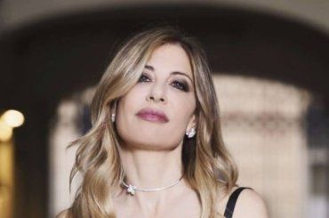 Bella in bianco, Francesca Fagnani ipnotizza i vip sui social – FOTO