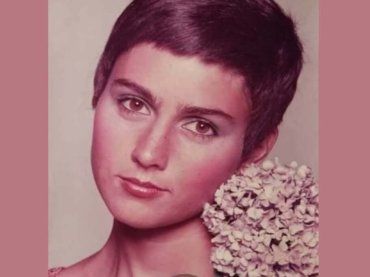 Qui una giovane ragazza con i capelli corti, oggi una 72enne affascinante. La riconoscete?