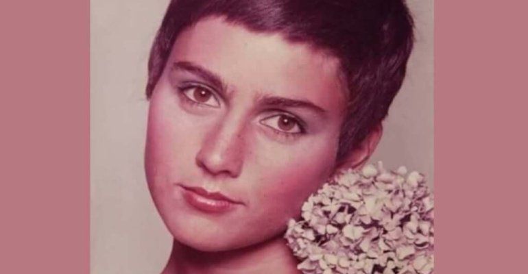 Qui una giovane ragazza con i capelli corti, oggi una 72enne affascinante. La riconoscete?