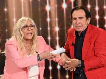 Giucas Casella commuove da Mara Venier, rivelazioni inedite e i suoi esordi in TV